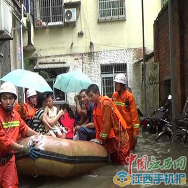 九江濂溪区内涝近200人被困 消防推橡皮艇解救群众